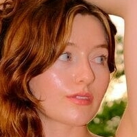 Alison Rouge Desnuda