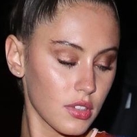 Iris Law Desnuda