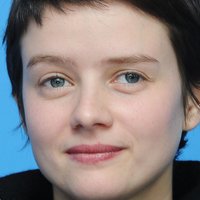 Pauline Etienne Desnuda